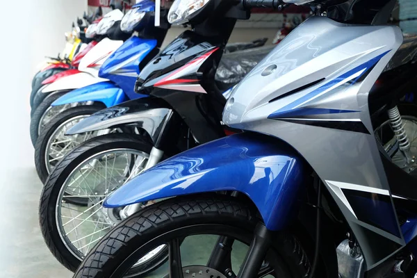 Showroom satış için birçok renkli motosiklet