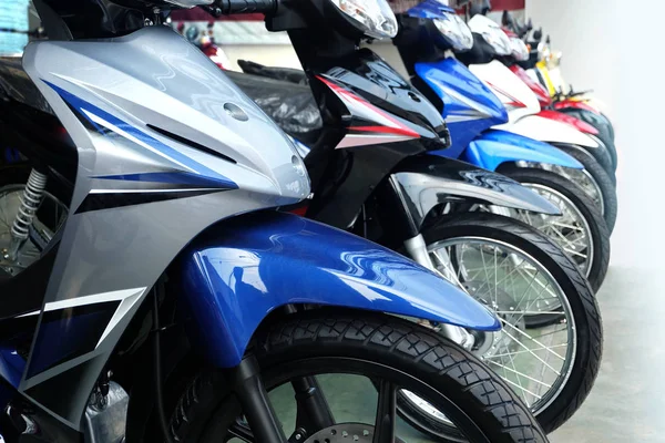 Showroom satış için birçok renkli motosiklet