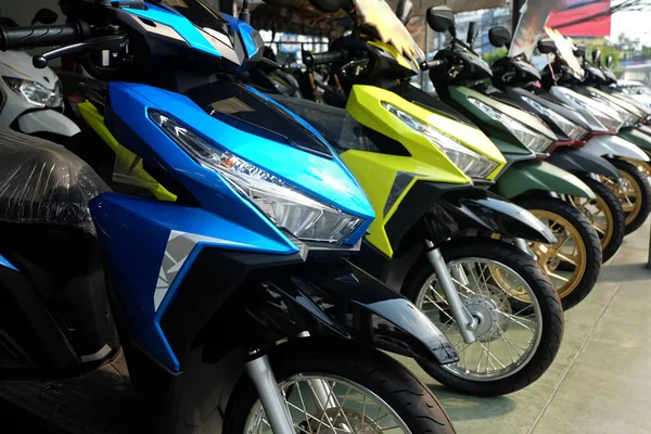 Showroom satış için birçok renkli motosiklet