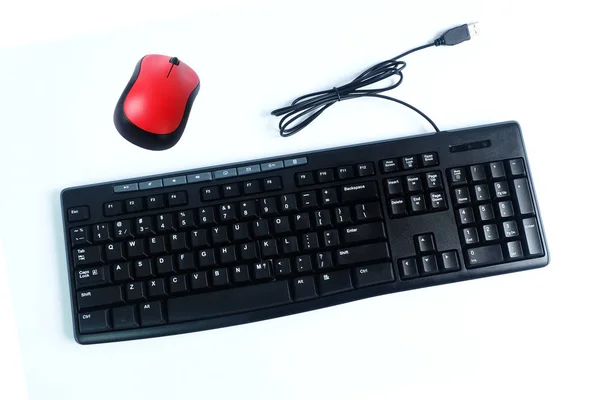 Verdrahtete Tastatur Und Drahtlose Maus Isoliert Auf Weißem Hintergrund — Stockfoto