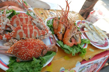 Buğulanmış bok, ızgara karides ve kızarmış kalamar ve plaka üzerinde ızgara kalamar. Satılık Deniz ürünleri görüntüleme