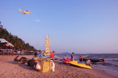 Saen Chonburi, Tayland bang - 15 Nisan 2018 Satılık uçak oyuncak ve turistler denize gel. uzun bir hafta sonu tatil. Songkran Festivali, Bang Saen plaj yaz