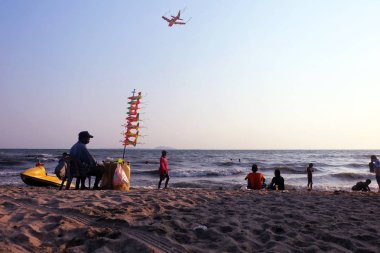 Oyuncak uçak Satılık ve turistler denize gel. uzun bir hafta sonu tatil, Bang Saen plaj yaz Chonburi, Thailand.