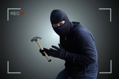 Kamera yakalama ve kayıt geceleri çekiçle maskeli hırsız yakalandı. 