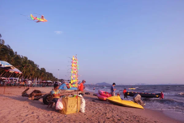 Saen Chonburi, Tayland bang - 15 Nisan 2018 Satılık uçak oyuncak ve turistler denize gel. uzun bir hafta sonu tatil. Songkran Festivali, Bang Saen plaj yaz