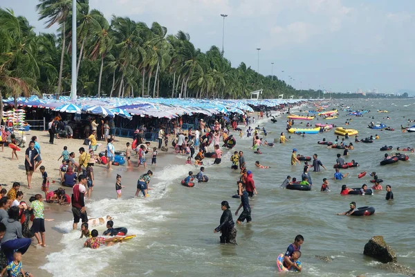 Saen çok sayıda turist denize gel Chonburi, Tayland - 15 Nisan 2018 bang. uzun bir hafta sonu tatil. Songkran Festivali, Bang Saen Beach'te yaz Chonburi, Thailand
