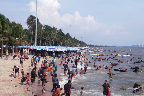 Saen çok sayıda turist denize gel Chonburi, Tayland - 15 Nisan 2018 bang. uzun bir hafta sonu tatil. Songkran Festivali, Bang Saen Beach'te yaz Chonburi, Thailand.