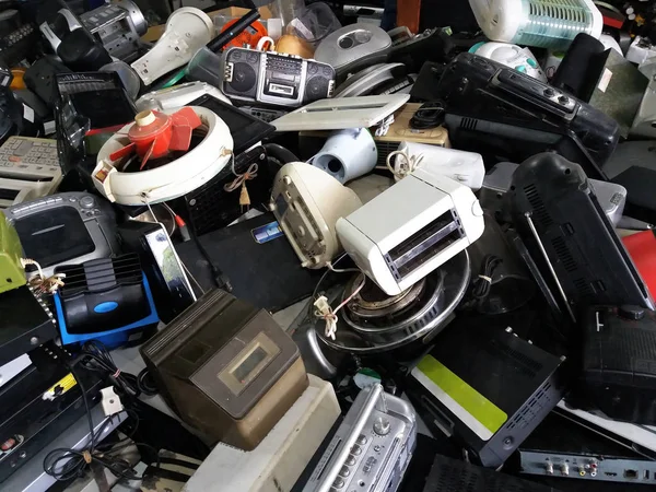 Kullanılan Elektronik ve Ev Malzemeleri Yığını Yeniden Kullanım ve Geri Dönüşüm için Kırıldı veya Hasar Verildi