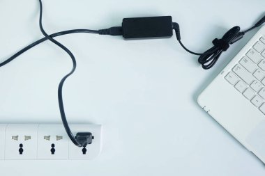 Adaptör güç kablosu şarj dizüstü bilgisayarın beyaz arka planda, TOPVIEW takın