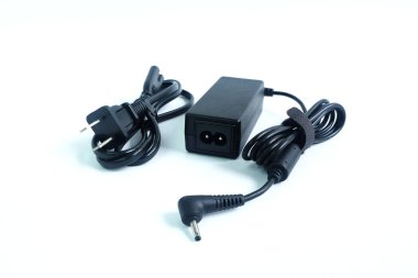 Adaptör acdc güç şarj dizüstü bilgisayarın beyaz arka plan üzerinde izole tel ile