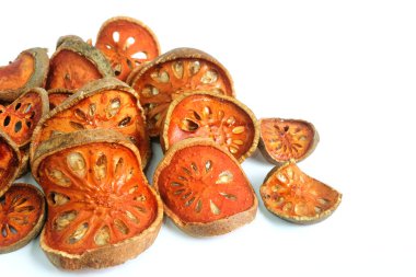 beyaz zemin üzerine kurutulmuş bael meyve dilimleri