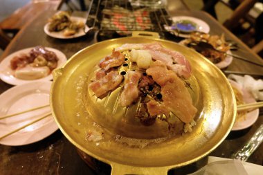 Mookrata domuz pirinç Pan, kömür sobası, Tay Barbekü büfesi üzerinde ızgara karides ızgara
