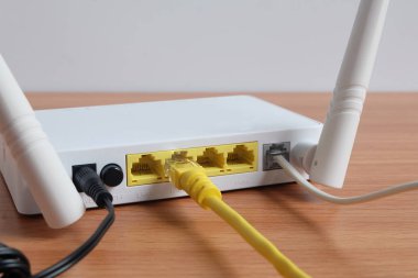 Modem yönlendirici wifi kablosuz lan kablosu ahşap zemin üzerinde bağlanmak