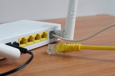Modem yönlendirici wifi kablosuz lan kablosu ahşap zemin üzerinde bağlanmak