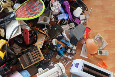 Kullanılan elektronik ve ev eşyaları atık bölümü kırık ya da hasar, yeniden kullanım ve geri dönüşüm için yığın