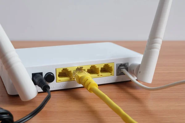 Router Módem Wifi Inalámbrico Conectar Cable Lan Piso Madera —  Fotos de Stock