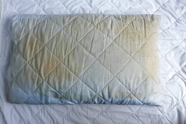 肮脏的枕头在白色床上 — 图库照片