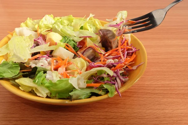 Ensalada Fresca Aderezo Con Sésamo Negro Tenedor Ensalada Plato Suelo —  Fotos de Stock