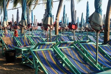 Birçok renkli plaj sandalyesini Bang Saen Beach deki yaz Chonburi, Thailand