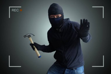 Kamera yakalama ve kayıt geceleri çekiçle maskeli hırsız yakalandı