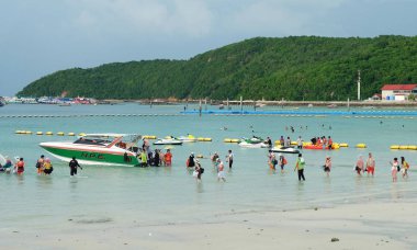 Tawan Beach, Koh Larne, Pattaya, Chonburi, Tayland - 23 Mayıs, 2018 Çinli turist sürat teknesi binmeye plaja yürüme