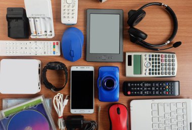 Modern elektronik araçlar ahşap zemin, yeniden kullanım ve geri dönüşüm kavramı, üstten görünüm günlük kullanım için kullanılan