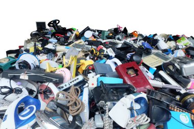 Kullanılan elektronik ve ev eşyaları atık bölümü kırık yığını veya yeniden kullanım ve geri dönüşüm kavramı için beyaz arka plan üzerinde zarar