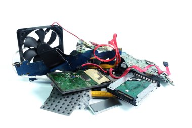 Beyaz izole elektronik atık yığını