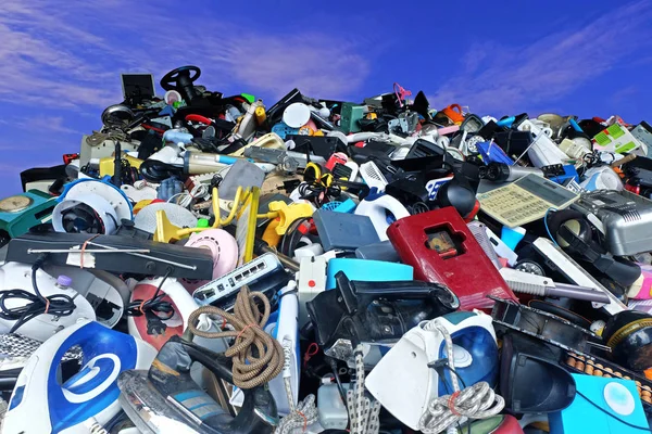 Kullanılanı Kazık Elektronik Eşyaları Atık Bölümü Kırık Veya Mavi Gökyüzü — Stok fotoğraf