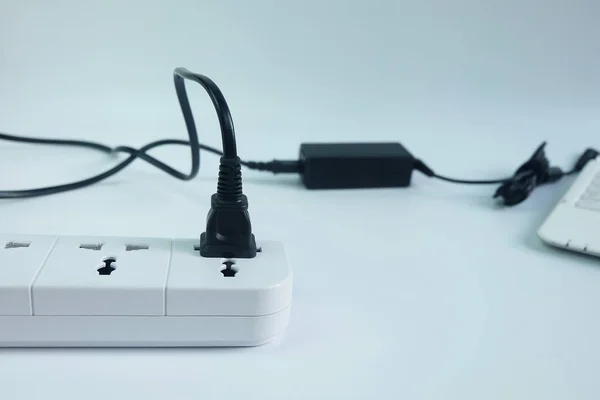 Primer Enchufe Cargador Cable Alimentación Adaptador Con Ordenador Portátil Borroso — Foto de Stock