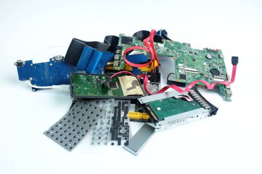 Beyaz izole elektronik atık yığını
