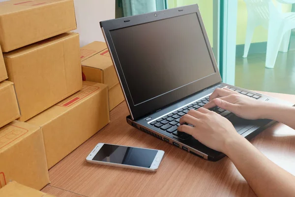 Mujer Escribiendo Portátil Teléfono Móvil Caja Productos Piso Madera Compras —  Fotos de Stock