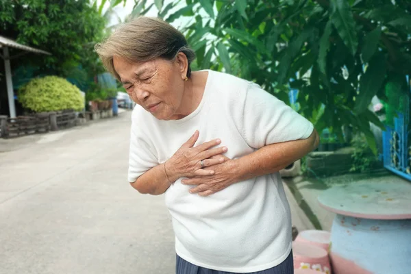 Kalp Krizi Ile Göğüs Ağrısı Ile Yaşlı Asyalı Kadın — Stok fotoğraf