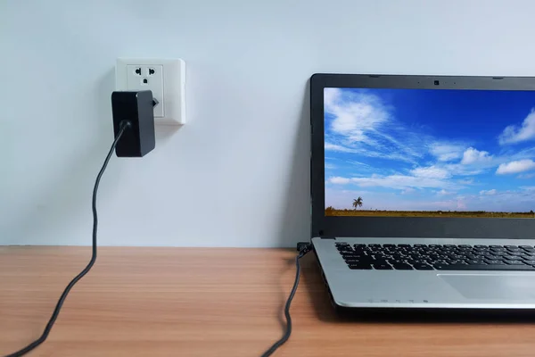 Stecken Sie Das Netzkabel Ladegerät Eine Weiße Wand Des Laptops — Stockfoto