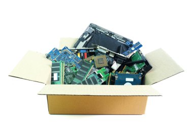 Beyaz arka plan üzerinde izole bilgisayar donanım bölümü elektronik atık kağıt kutusu