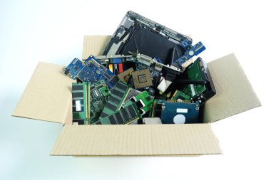 Beyaz arka plan üzerinde izole bilgisayar donanım bölümü elektronik atık kağıt kutusu