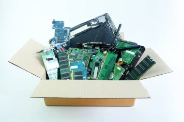 Beyaz arka plan üzerinde izole bilgisayar donanım bölümü elektronik atık kağıt kutusu