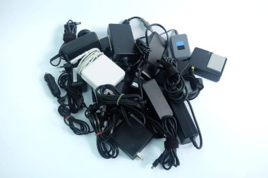 Zarar görmüş veya eski bir adaptör güç şarj dizüstü bilgisayar veya elektrikli ev aletleri beyaz arka plan üzerinde kullanılan.