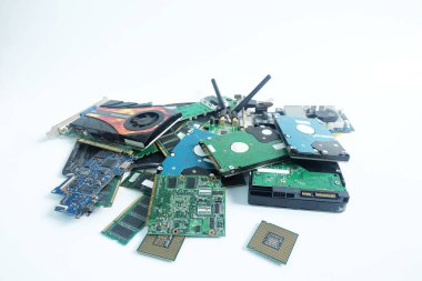 Beyaz arka plan üzerinde izole bilgisayar donanım bölümü elektronik atık yığını