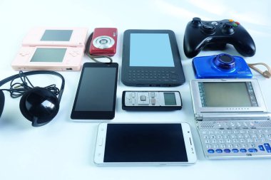 Zarar görmüş veya eski kullanılan elektronik gadget'lar beyaz arka planda, günlük kullanım için yeniden ve kavram geri dönüşüm