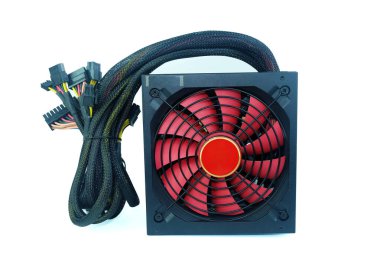 Güç kaynağı siyah renk beyaz arka plan üzerinde izole pc bilgisayar için kablolar ünitesi ile büyük kırmızı fan ile