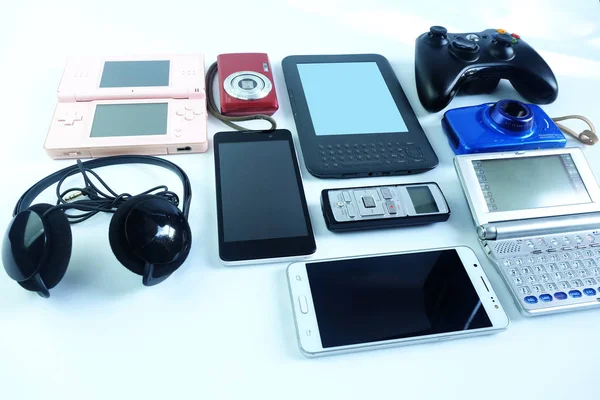 Aparatos Electrónicos Usados Viejos Dañados Para Uso Diario Sobre Fondo — Foto de Stock