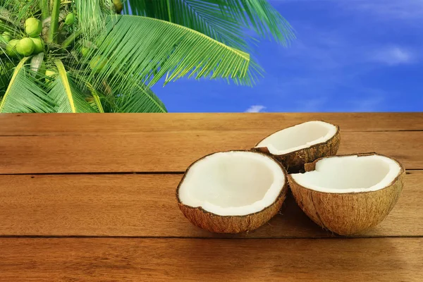 Meia Coco Cortar Peças Chão Madeira Velha Com Coqueiro Céu — Fotografia de Stock