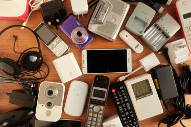 Modern elektronik araçlar ahşap zemin, yeniden kullanım ve geri dönüşüm kavramı, üstten görünüm günlük kullanım için kullanılan.