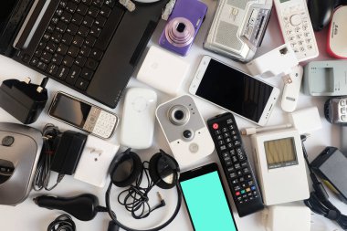 Modern elektronik araçlar beyaz zemin, yeniden kullanım ve geri dönüşüm kavramı, üstten görünüm günlük kullanım için kullanılan.