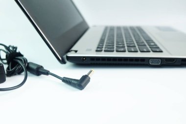 Adaptör güç kablosu şarj dizüstü bilgisayar üzerinde beyaz zemin