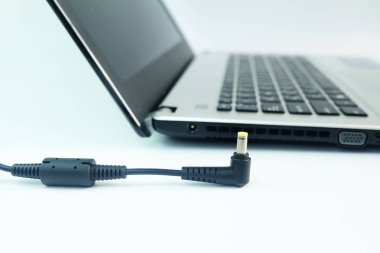 Adaptör güç kablosu şarj dizüstü bilgisayar üzerinde beyaz zemin