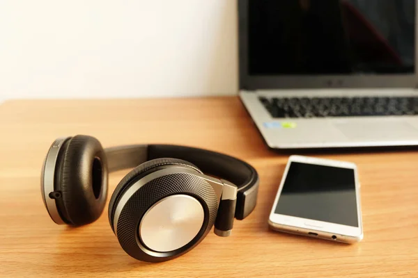 Headphone Ear Dan Ponsel Pintar Dengan Laptop Lantai Kayu Menggunakan — Stok Foto