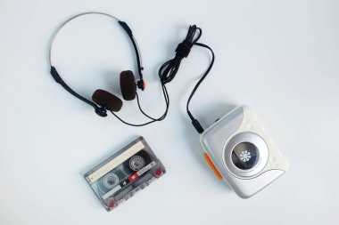 Retro kaset ve taşınabilir kaset çalar radyo beyaz zemin, üstten görünüm