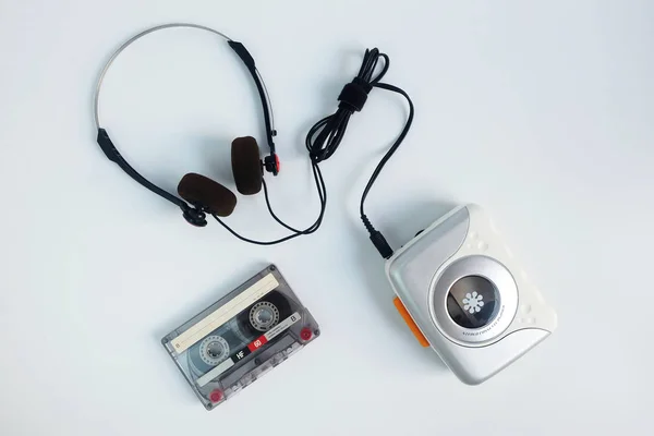Retro Kassettenband Und Tragbarer Kassettenspieler Mit Radio Auf Weißem Boden — Stockfoto